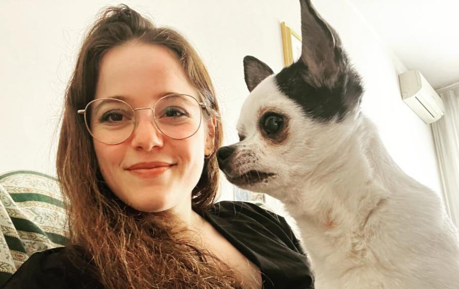 Pawsitive Coach Miriam and a black and white dog (chihuahua)